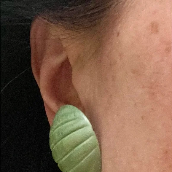 Jade Stone Ribbed Earrings - Picture 6 of 16